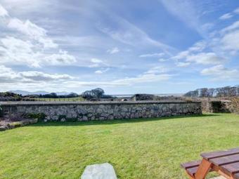 Cozy Holiday Home In Llanfaglan With Barbecue