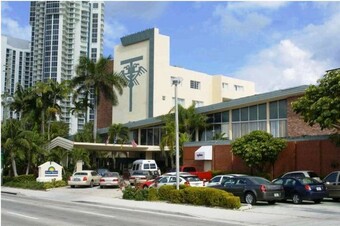 Days Hotel Thunderbird Beach Resort