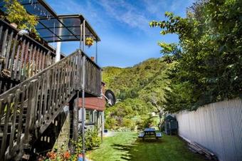 Hostal The Red Shed
