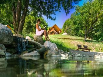 Chateau Ram?ak, Vineyard Glamping Resort