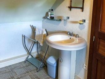 Comfortable Holiday Home In Cerilly With Private Pool