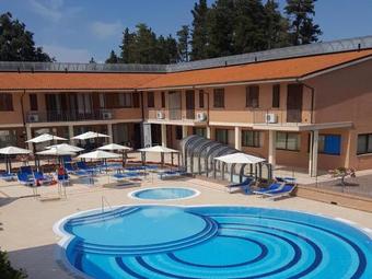 Morden Apartment In Sarnano With Pool