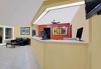 Hotel Super 8 By Wyndham Rock Port Mo