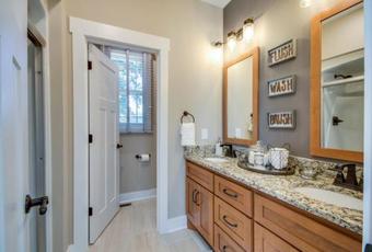 Tim Fords - Lake House Retreat!