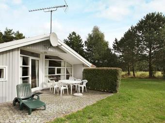 Three-bedroom Holiday Home In R�dby 17