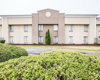 Hotel Quality Inn & Suites Airpark East