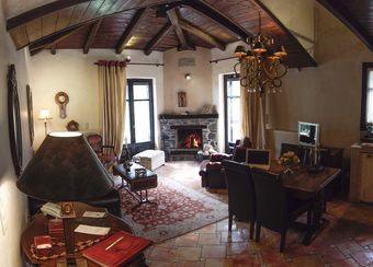 Hotel Ostra Mainalon Luxury Suites