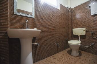 Hotel Oyo 12411 Woodside Guest House