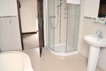 Beautifully Converted 400-year-old Threshing Barn In East Devon. Pet-friendly.