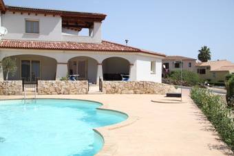 Villa Tourquoise And Wood Stilish House 23