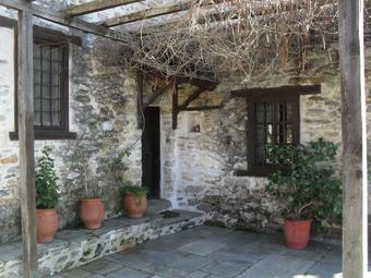 Traditional Guest Home Dimou