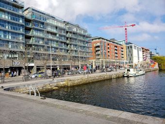 Apartment Overlooking Canal 2 Bedroom