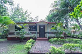 Hotel Capital O 47539 Capital O Umbergaon Club