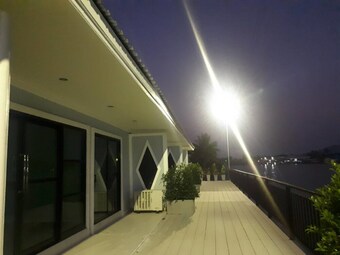 Chaiyai River Front Hotel