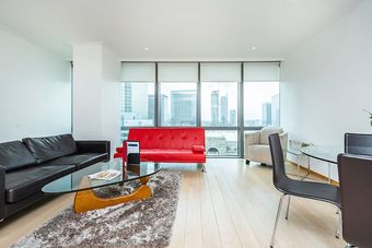 Stylish Apartment With Panoramic Docklands Views