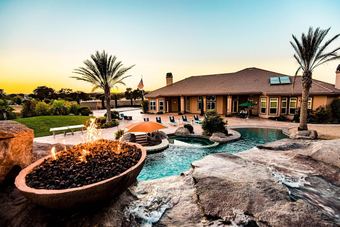 The Mermaid By Avantstay | Prvt Estate W/swim-up Bar, Volleyball Crt | Sleeps 14