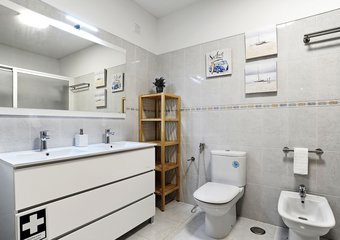 Ocean Breeze Apartment