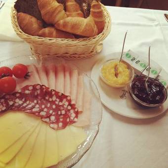 Hostal Guesthouse And Restaurant Kunstelj