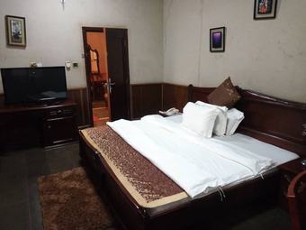 Pathfinder Hotel And Holiday Inn