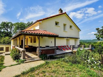 Spacious Holiday Home In Vire-sur-lot With Swimming Pool