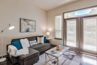 Upscale Condo Close To Downtown - Parking Included