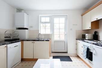 The Emmanuel Orchard - Central 4bdr Home With Parking