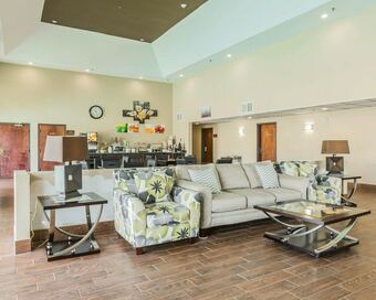 Hotel Quality Inn & Suites Near Maxwell-gunter Air Force Base