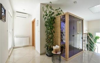 Four-bedroom Holiday Home In Dugopolje