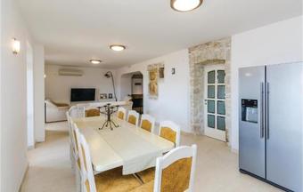 Five-bedroom Holiday Home In Lovorno