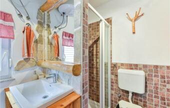 Three-bedroom Holiday Home In Gracac