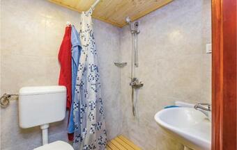 Six-bedroom Holiday Home In Sveti Vid Dobrinjski