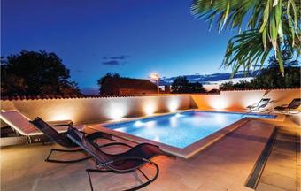 Four-bedroom Holiday Home In Benkovac