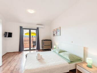 Apartamentos Serene Holiday Home In Posedarje Near Sea