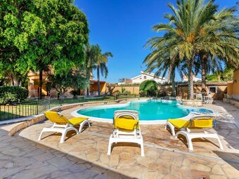 Peaceful Holiday Home In Punta Milocca With Private Pool