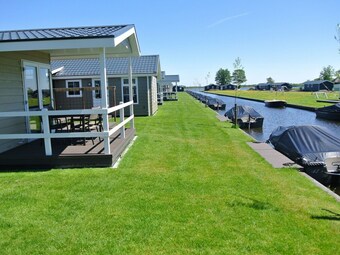 Modern Lodge With An Electric Sloop In Giethoorn