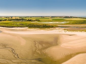 Modern Bungalow With Three Bathrooms, 500 M. From The Beach