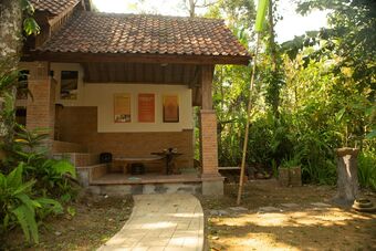 Hostal Arnata Guest House