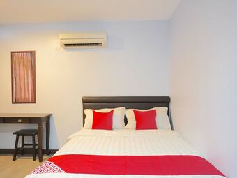 Spot On 89992 Hotel Azra