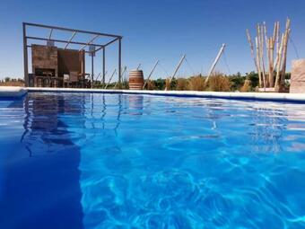 Tres Cruces Wine Lodge