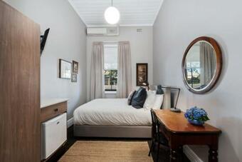 Posada The Commercial Quarters - Room 1-has Air Conditioning, Free Wifi, Tv And Fridge