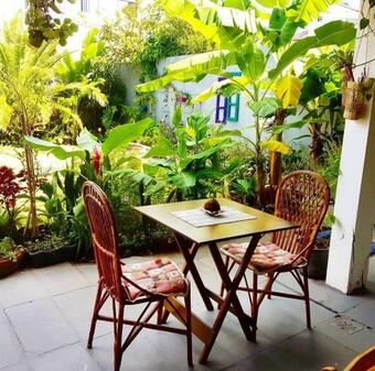 Hostal Leeds Café Store