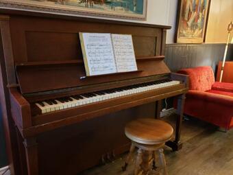 Retro Vibe With Piano Lounge And Vinyls