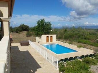 Cosy Villa In Montbrun-des-corbieres With Jacuzzi