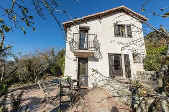 Charming Little Bucolic House 5-min From City