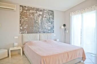 Villa De Caract�re En Pierre Avec Piscine Et Vue Mer Et Montagne