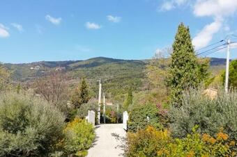 House With Pool In The Countryside Of Provence