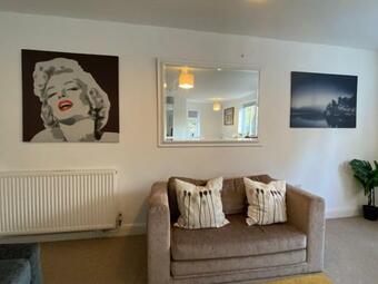 Spacious 3 Bedroom Flat In Heart Of City Centre