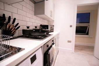 Everest Lodge Serviced Apartments For Contractors & Families With Free Parking For Large Vans, Netflix & Wifi By Firoz Property Management