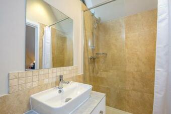 White Cottage Apartment