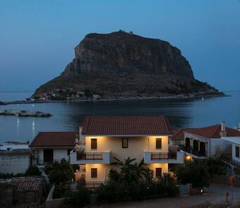 Hostal Cyrenia Guesthouse
